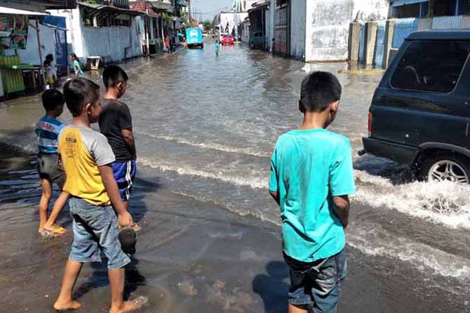 MAKIN SERING: Banjir rob yang kerap terjadi di wilayah pesisir Kota Pasuruan. (Foto: Istimewa)