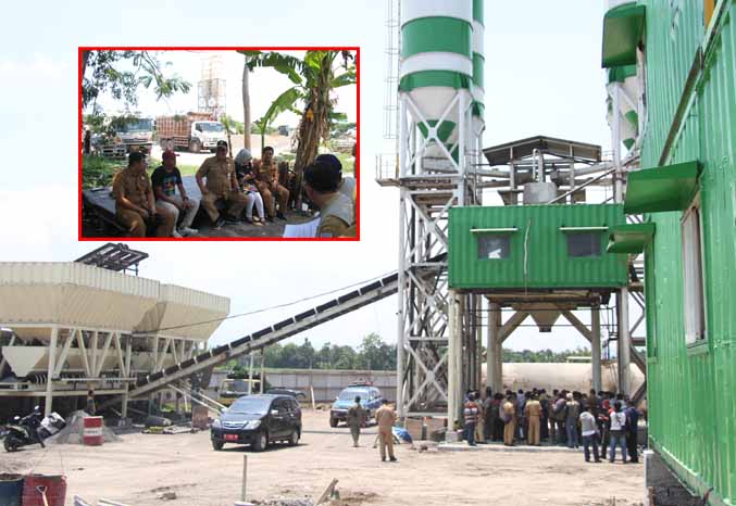 SAAT DISURVEI: Suasana di PT Merdekaindo Rajamix Perkasa di Desa Karangpranti, Kecamatan Pajarakan, Kabupaten Probolinggo. Selasa (1/11) lalu perusahaan ini disegel Pemkab Probolinggo. Inset, asisten II Hasyim Ashari (Tiga dari kiri) saat bertemu pekerja