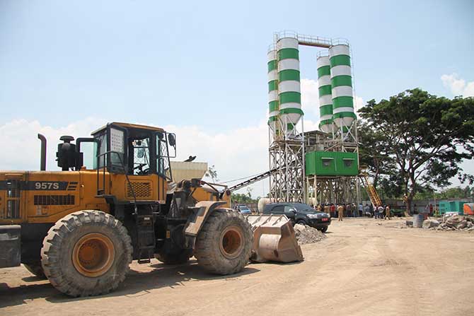 SURVEI: Lokasi operasional PSN Tol Paspro seksi 4, yakni PT Merdekaindo Rajamix Perkasa ditutup oleh pemerintah lantaran tidak memiliki sejumlah izin. (Agus faiz Musleh/ Radar Bromo)