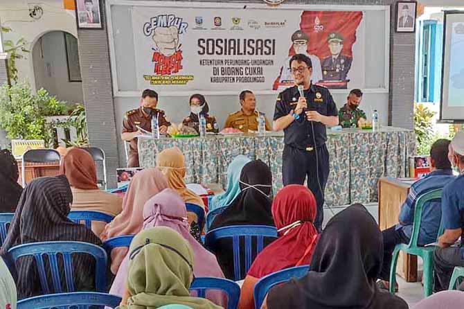 SOSIALISASI: Satpol PP Kabupaten Probolinggo dan Bea Cukai menggelar sosialisasi ketentuan perundang-undangan di Pendapa Kecamatan Maron, Seni (21/11). (Foto: Jamaludin/Jawa Pos Radar Bromo)