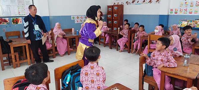 TOTALITAS: Seorang guru MI Muhammadiyah 1 Kota Probolinggo totalitas ketika menyampaikan materi pelajaran kepada anak didiknya, (24/11). (Arif Mashudi/Jawa Pos Radar Bromo)