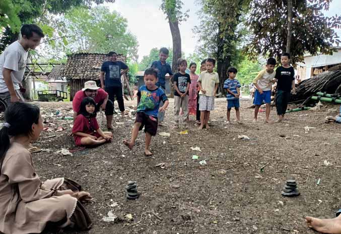 BERMAIN: Beberapa anak di Desa Jatiurip sedang bermain permainan tradisional. Sebelum bermain mereka mengucapkan kata hompimpa. (Foto: Agus Faiz Musleh/Jawa Pos Radar Bromo)