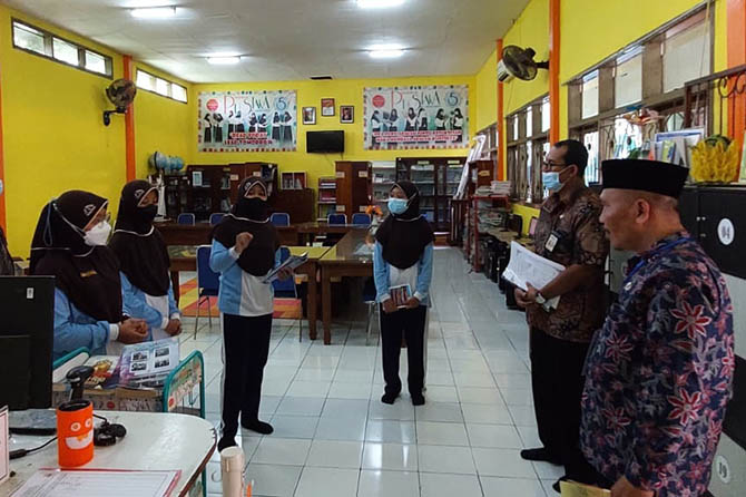 VISITASI: Sejumlah juri MBS Award 2022 mengunjungi SMPN 5 Kota Probolinggo. Mereka sempat berdialog dengan sejumlah siswa. (Arif Mashudi/Jawa Pos Radar Bromo)