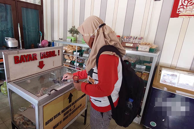 TANPA PETUGAS: Warung kejujuran di halaman Masjid Ar-Rahman di Kecamatan Leces ini tidak dijaga petugas. Pembeli melaksanakan sistem pelayanan sendiri dengan pantauan CCTV. (Rizky Putra Dinasti/Jawa Pos Radar Bromo)