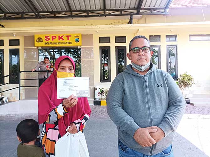 MELAPOR: Mulyan beserta anak dan kuasa khususnya memperlihatkan bukti laporan perkara ke Mapolres Probolinggo. (Agus Faiz Musleh/ Radar Bromo)