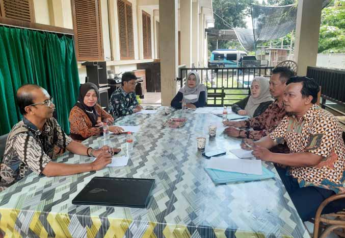 KOORDINASI: Kepala Disperpusip Kota Pasuruan Titrit S.Nimpuna S.Si (kiri) didampingi Kepala Bidang Kearsipan Fitri Iswarida, SH, MH melakukan pertemuan terkait Lomba Tertib Arsip Antar-Perangkat Daerah. (Foto: Istimewa)