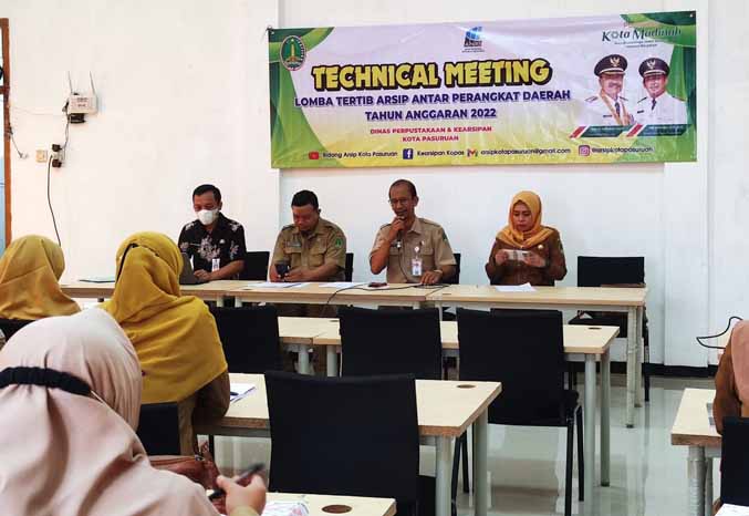 TECHNICAL MEETING: Kepala Disperpusip Kota Pasuruan Titrit S.Nimpuna, S.Si (dua dari kanan) didampingi Kepala Bidang Kearsipan Fitri Iswarida, SH, MH dan Deady Suryadilaga Julyansyah, S.I.Pust saat technical meeting Lomba Tertib Arsip Antar Perangkat Daer