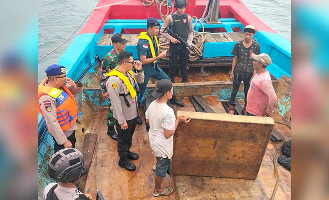 PANTAU: Kapolres Probolinggo Kota AKBP Wadi Sa’bani saat ikut patroli di perairan Probolinggo. (Humas Polres Probolinggo Kota for Jawa Pos Radar Bromo)