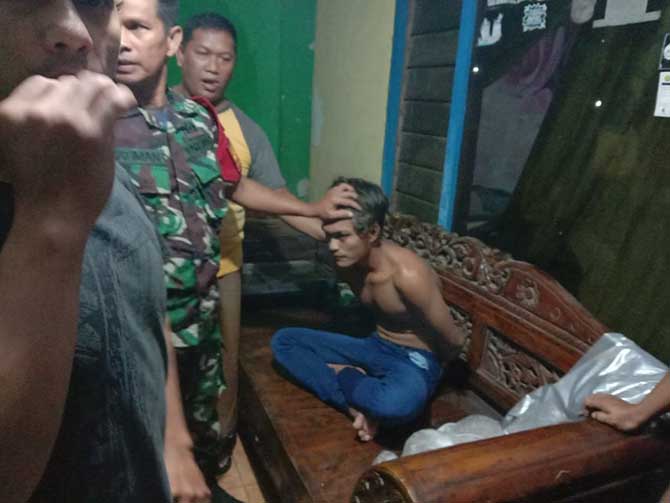 DIAMANKAN: Ruhin diamankan warga setelah diduga hendak mencuri motor milik Irma di Jalan Cokroaminoto, Kota Probolinggo. (Fahrizal Firmani/Jawa Pos Radar Bromo)