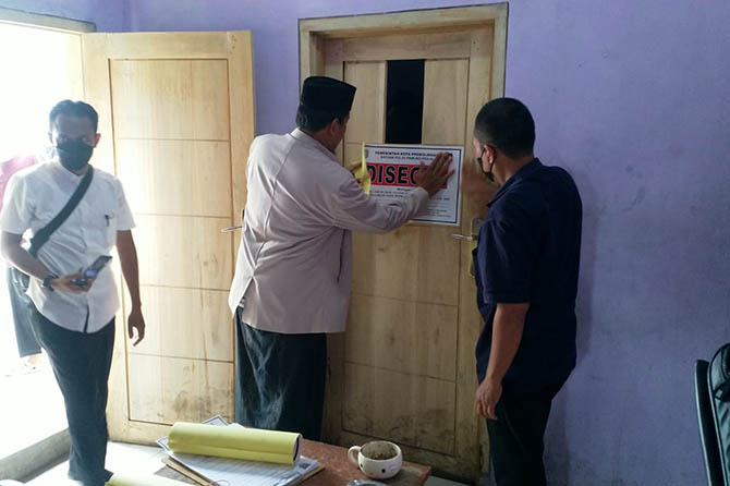 ILEGAL: Penyegelan kafe di Mayangan, Jumat (11/11) karena belum berizin atau ilegal. (Satpol PP for Radar Bromo)