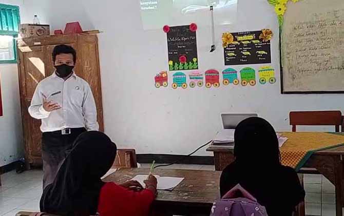 PEDULI LINGKUNGAN: Eko Hadi Purwanto, menyampaikan materi pelajaran kepada anak didiknya di SDN Jatiurip I. (Foto: Eko Hadi Purwanto for Jawa Pos Radar Bromo)