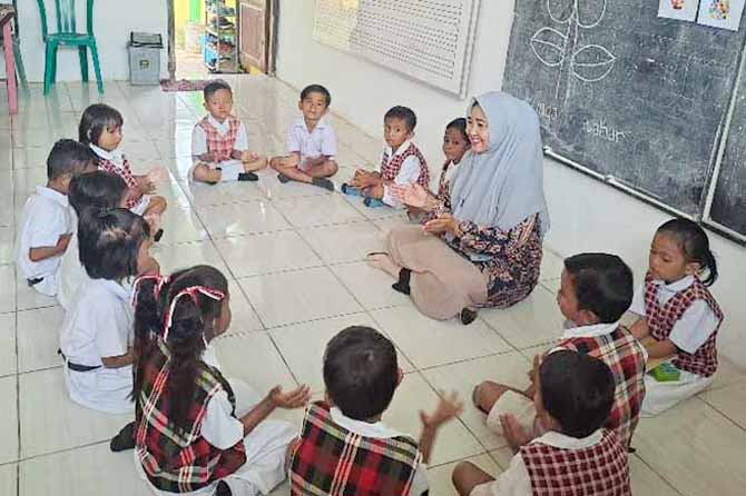 TERAMPIL: Gaya Nike Evaria saat mengajar siswanya di TK Kartini, Desa Wangkal, Keamatan Gading. (Foto: Istimewa)