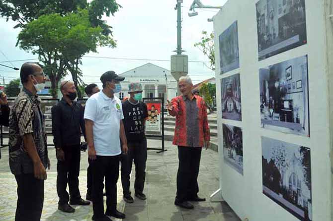 MELIHAT SEJARAH: Wali Kota Pasuruan Drs. H. Saifullah Yusuf (tengah) ditemani Kepala Disperpusip Kota Pasuruan Titrit S.Nimpuna, S.Si (kiri) melihat pameran foto arsip Kota Pasuruan ditemani warga peduli sejarah Kota Pasuruan. (Foto: Erri Kartika/Jawa Pos