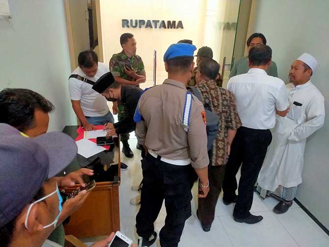 MASIH BUNTU: Sejumlah pihak yang hendak melakukan audiensi berkaitan afalan PT King Jim di Mapolres. (Iwan Andrik/ Radar Bromo)