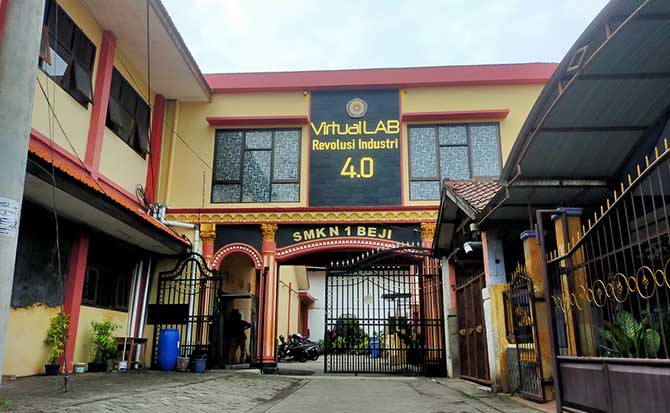 SMKN 1 Beji tempat empat pelajar yang dilaporkan hilang belajar. Sudah sepekan terakhir, empat pelajar itu tak masuk. (Iwan Andrik/ Radar Bromo)