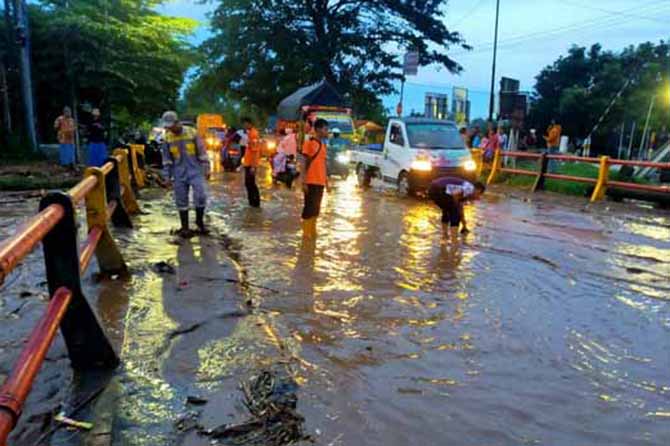 TENGGELAM: Jalan Ir Juanda yang tergenang air. Nampak Buk Wedi yang tergenang akibat Sungai Petung meluap, Selasa (29/11) petang. (Foto: Fuad Alyzen/Jawa Pos Radar Bromo)