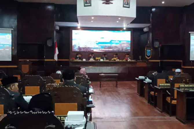 SUDAH DITETAPKAN: Dewan saat melakukan pengesahan 17 propem perda pada Jumat (25/11) lalu. (Foto: Agus Faiz Musleh/Jawa Pos Radar Bromo)