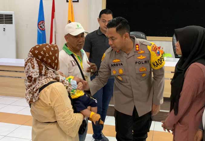 TAK SAMPAI HUKUM: Yul menerima bayinya kembali berkat bantuan Polres Probolinggo. (Foto: Dok. Radar Bromo)