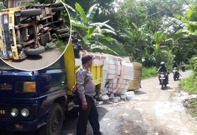 EVAKUASI: Truk bermuatan batu bata putih yang terguling di Jalan raya Desa/Kecamatan Tiris. (Foto : Polsek Tiris for Jawa Pos Radar Bromo)
