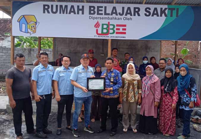 RESMIKAN: Direktur PT BJB, Yuwie Santoso dan manajemen menerima piagam apresiasi dari warga RT.03 RW.01 Kelurahan Sumber Taman, Kecamatan Wonoasih usai meresmikan Rumah Belajar Sakti, Kamis (17/11). (Foto: Istimewa)