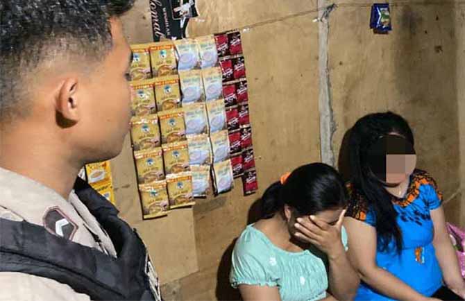 KEDOK WARKOP: Polisi mengamankan PSK yang sedang mangkal di warung remang-remang Kecamatan Paiton dan Kraksaan. (Foto: Polres Probolinggo for Jawa Pos Radar Bromo)