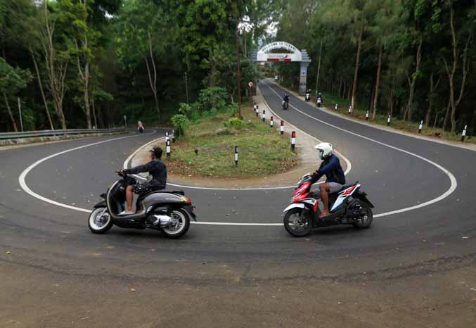 BANYAK TIKUNGAN: Jalur menuju Bromo di Tosari. Pengendara yang hendak ke Bromo diminta agar memahami aturan saat hendak ke wisata ini. (Foto: dok Jawa Pos Radar Bromo)