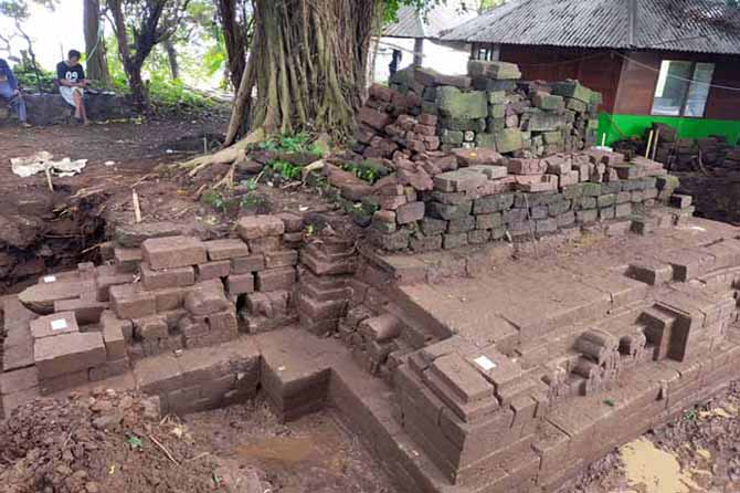 TUNGGU HASIL: Temuan bangunan candi di Desa Sukoreno, Kecamatan Prigen, Minggu. (Foto: Rizal Fahmi Syatori/Jawa Pos Radar Bromo)