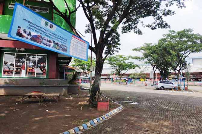 PENGUMUMAN: Banner pemberitahuan kenaikan tarif parkir di tempat khusus dipasang di area wisata Cheng Hoo, Pandaan. (Foto: Rizal F Syatori/Jawa Pos Radar Bromo)