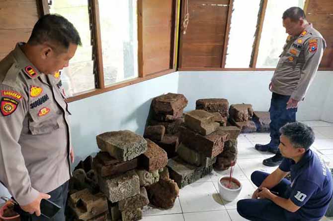 TEMUAN KUNO: Benda-benda purbakala yang ditemukan warga di Dusun Candi, Desa Sukoreno, Kecamatan Prigen. Sebagian berbentuk kepala dan tubuh mirip manusia. Sebagian lagi berupa relief. (Foto: Rizal F. Syatori/Jawa Pos Radar Bromo)
