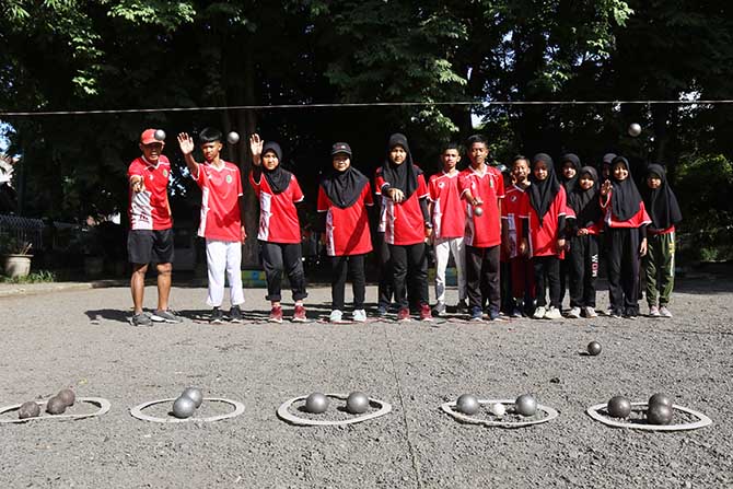 UNTUK SEGALA USIA: Atlet-atlet petanque Kota Pasuruan saat berlatih, beberapa waktu lalu. Cabor petanque kini terus berkembang di Kota Pasuruan. (Mokhamad Zubaidillah/ Radar Bromo)