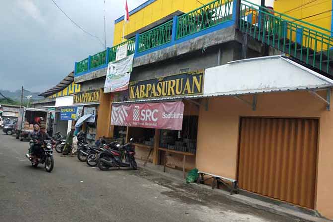 DISOROT: Posisi stan baru di Pasar Prigen yang menempati lahan depan pasar. (Foto: Rizal F Syatori/Jawa Pos Radar Bromo)