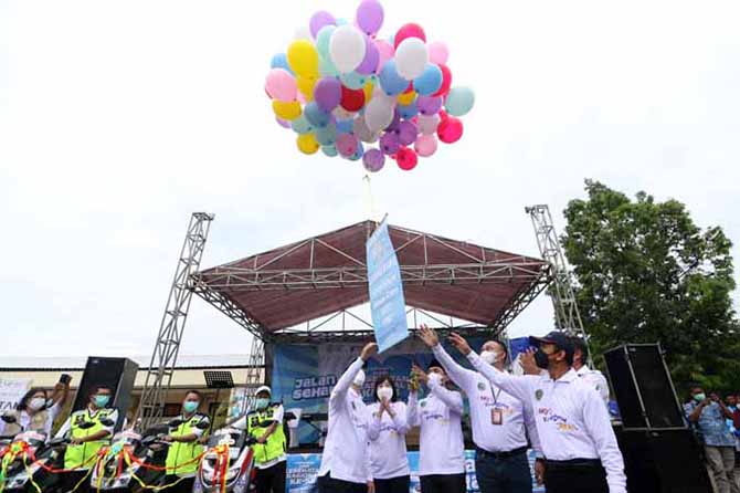 INOVASI: Pelepasan balon sebagai tanda diluncurkannya 4 pelayanan baru. Masing-masing SPONTAN, Home Care, HCU dan PHC. (Foto: M Zubaidillah/Jawa Pos Radar Bromo)