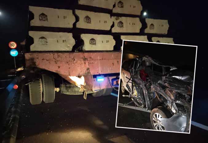 BARANG ATOS: Truk tronton yang ditabrak mobil Toyota Innova. Bodi Toyota Innova yang rusak parah setelah menabrak dari belakang truk tronton muat beton di Jalan Tol Gempol-Pandaan. (Foto: Istimewa)