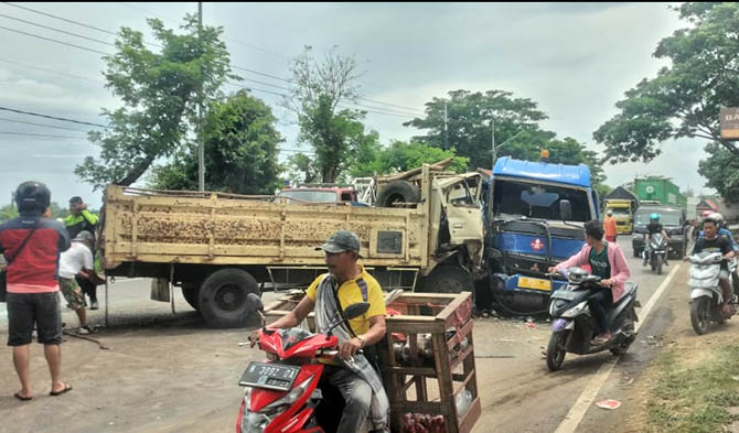 TUTUP JALAN: Dua truk yang terlibat kecelakaan beruntun di Jalan Raya Tambakrejo, Kecamatan Tongas, Kabupaten Probolinggo, Sabtu (12/11). (Fuad Alyzen/Jawa Pos Radar Bromo)