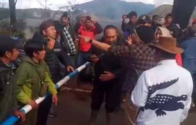 SEMPAT MEMANAS: Cekcok yang terjadi antara pengendara mobil dan petugas. Insiden ini terjadi Sabtu (19/11). (Foto: Screenshot)