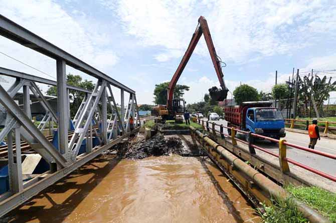 ANGKUT SEDIMEN: Normalisasi di Buk Wedi untuk mengurangi endapan. (Foto: M. Zubaidillah/Jawa Pos Radar Bromo)