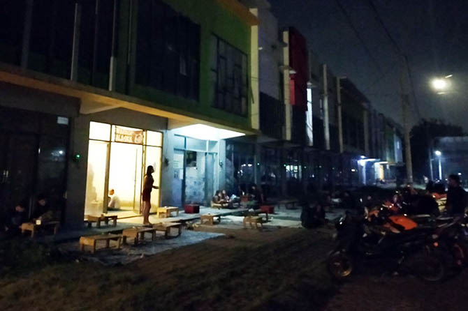 DENYUT MALAM: Kondisi Ruko Gempol 9 yang didapati banyak warkop hanya malam hari. Mayoritas warkop itu menyediakan tempat karaoke dan pramusaji perempuan untuk menarik pelanggan datang. (Rizal Syatori/Radar Bromo)