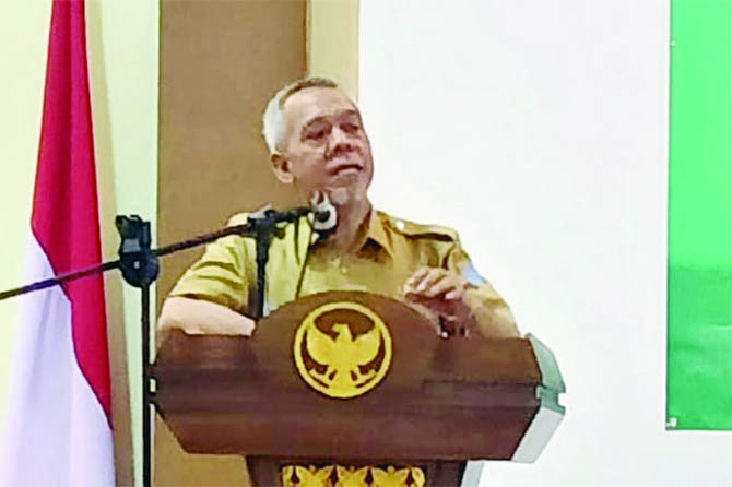 ARAHAN: Kepala Bappeda Litbang Kota Probolinggo Drs. Tartib Goenawan, M.Si. menyampaikan arahan kepada peserta Rembuk Bareng Kolaborasi Krisis Pangan di Kota Probolinggo, Senin (28/11). (Evelyn Ridhayanti/Radar Bromo)
