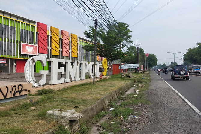PARKIR LUAS: Kondisi kompleks Ruko Gempol 9 saat siang hari. (Rizal Syatori/Radar Bromo)