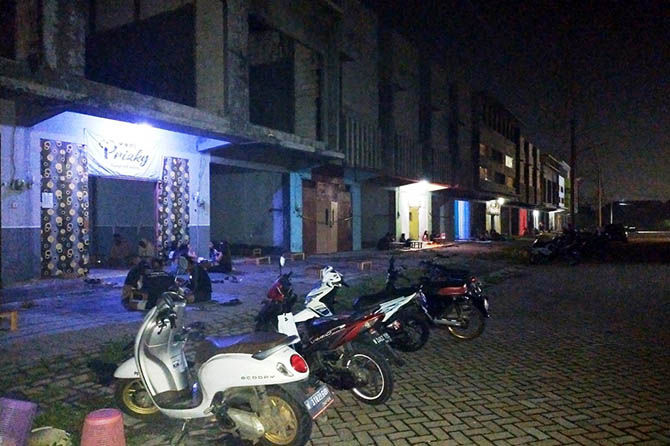 BANYAK WARKOP: Kondisi Ruko Gempol 9 yang banyak didapati warkop yang buka saat malam hari. (Rizal Syatori/Radar Bromo)