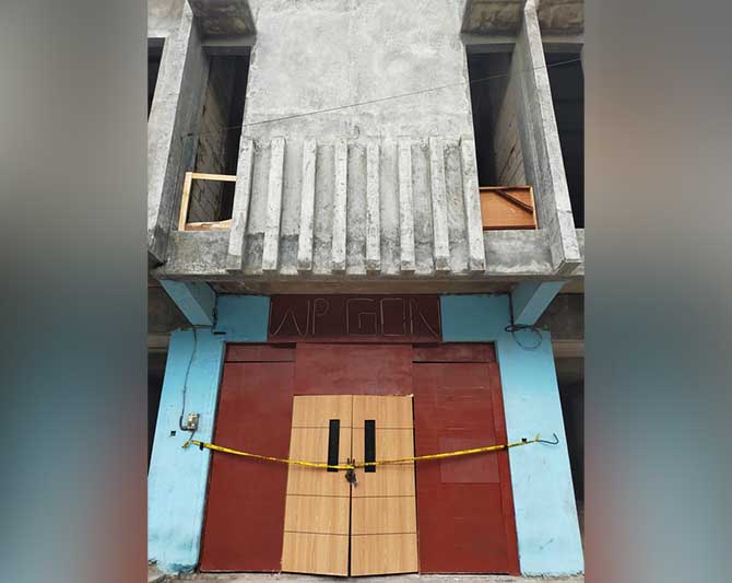 DI-POLICE LINE: Ruko yang dijadikan warkop untuk menutupi kedok perdagangan manusia di Gempol, kini di-police line. (Rizal Syatori/ Radar Bromo)