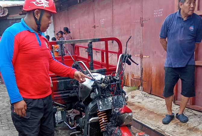RUSAK PARAH: Motor milik Hendrik, rusak parah setelah terbakar, Rabu (23/11).