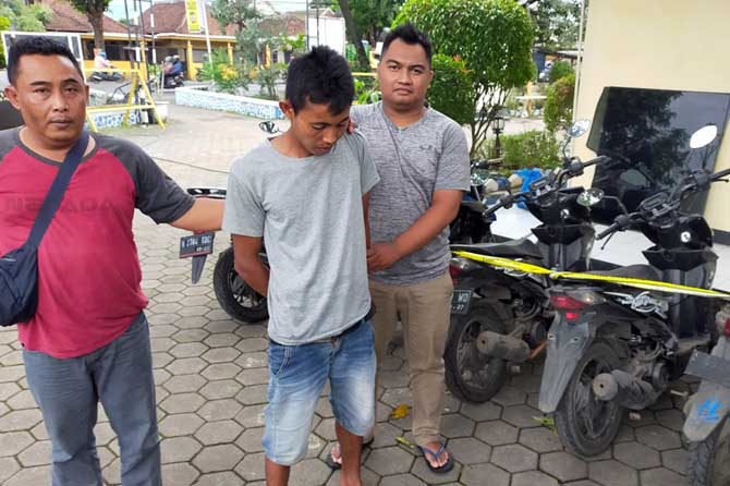 Roni (tengah) dibawa ke sel tahanan Polsek Purwosari karena terlibat curanmor. (Rizal Syatori/ Radar Bromo)