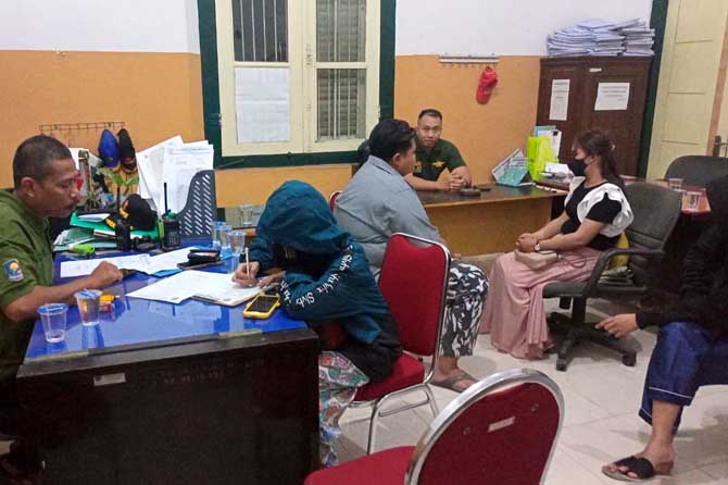 DIAMANKAN: Sejumlah pemandu lagu yang terjaring dari sebuah kafe di Jalan Ikan Tengiri, Kelurahan/Kecamatan Mayangan, diamankan ke kantor Satpol PP. (Satpol PP Kota Probolinggo For Jawa Pos Radar Bromo)