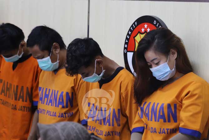 Para tersangka kasus perdagangan orang di warung kopi Gempol yang dijadikan PSK di kawasan Pesanggrahan Tretes, Prigen, Kabupaten Pasuruan. (Suryanto/ Radar Surabaya)