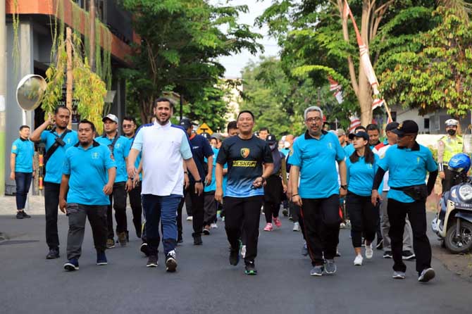KAMPANYEKAN HIDUP SEHAT: Wali Kota Probolinggo Habib Hadi Zainal Abidin saat mengikuti jalan sehat peringati HKN ke-58. (Rifki/ Diskominfo Kota Probolinggo)