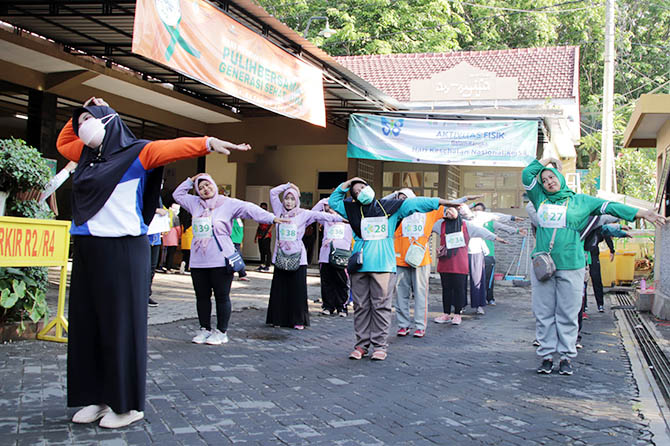 STRETCHING: Para nakes dan kader posyandu balita menjalani peregangan dan senam di halaman kantor Dinkes PPKB Kota Probolinggo. (Fahreza Nuraga/Radar Bromo)