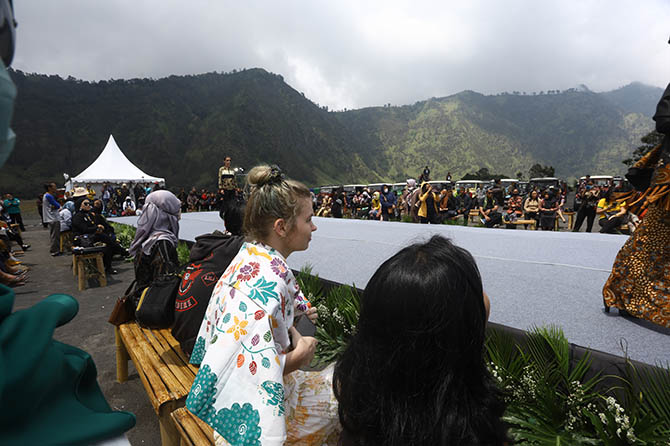 TAK TERPENGARUH: Wisatawan saat menikmati acara East Java Fashion Harmony di Bromo. Sampai saat ini wisata Bromo masih aman untuk dikunjungi. (Foto: Zainal Arifin/Jawa Pos Radar Bromo)