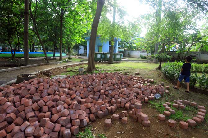 BELUM RAMPUNG: Tumpukan paving siap dipasang di Taman Maramis, Kota Probolinggo. (Zainal Arifin/ Radar Bromo)