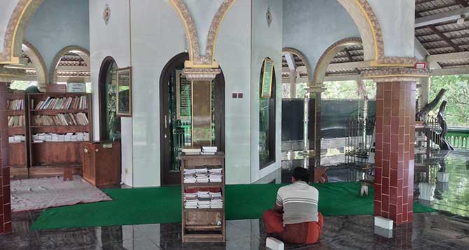NGALAP BERKAH: Salah satu pengunjung membacakan tahlil di Makam Mbah Sayyid Arif.